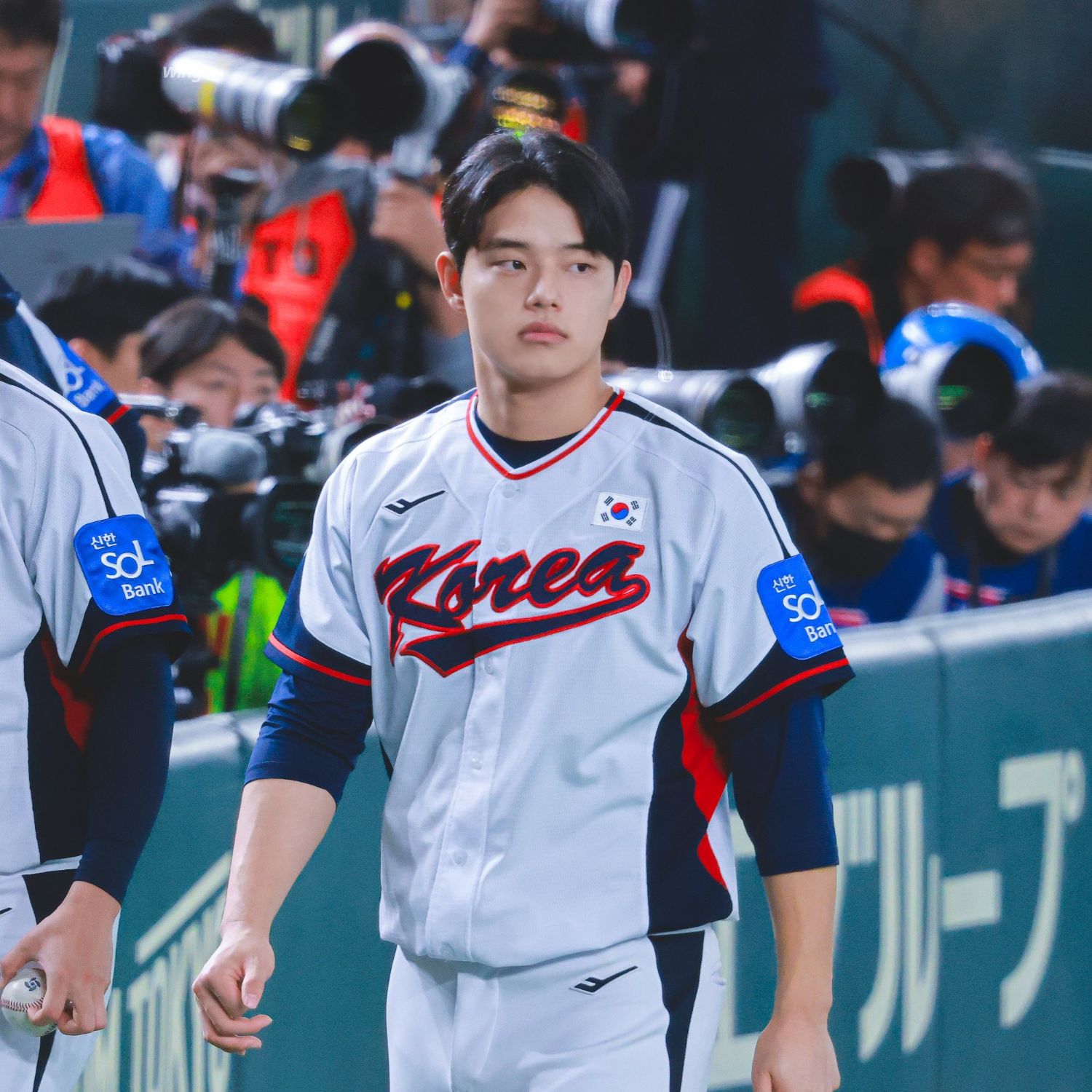 Behind-the-scenes cut of Moon Dongju