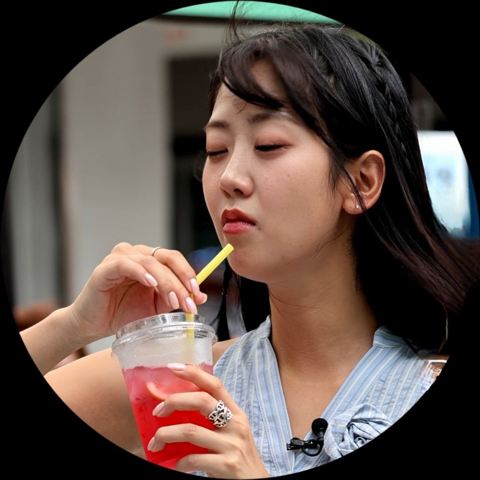 Behind-the-scenes cut of Kang Hyeyeon