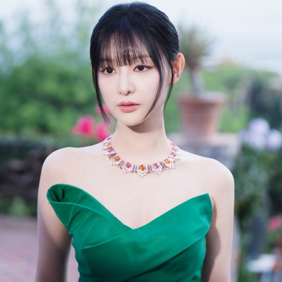 Behind-the-scenes cut of Kim Jiwon