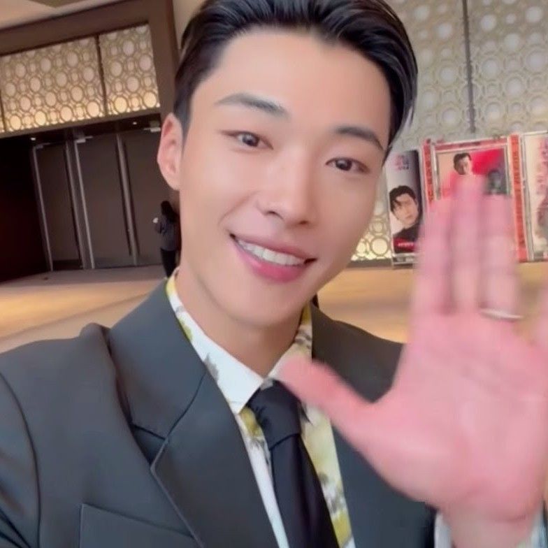 A moment captured by a fan of Woo Dohwan