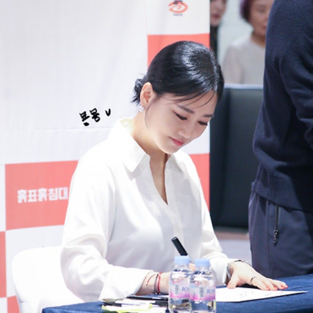 Behind-the-scenes cut of Jang Yoonjeong