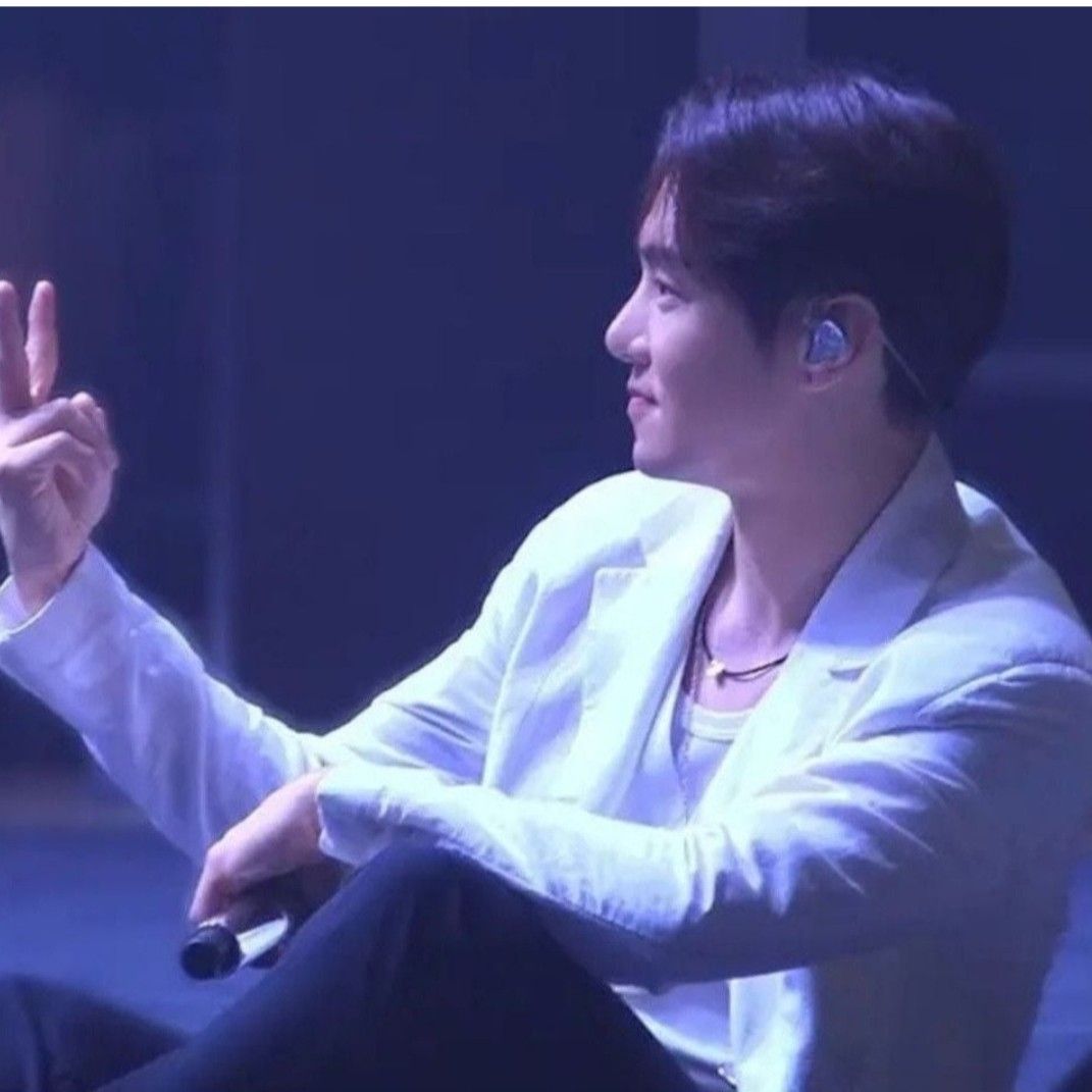 A moment captured by a fan of Hwanhee