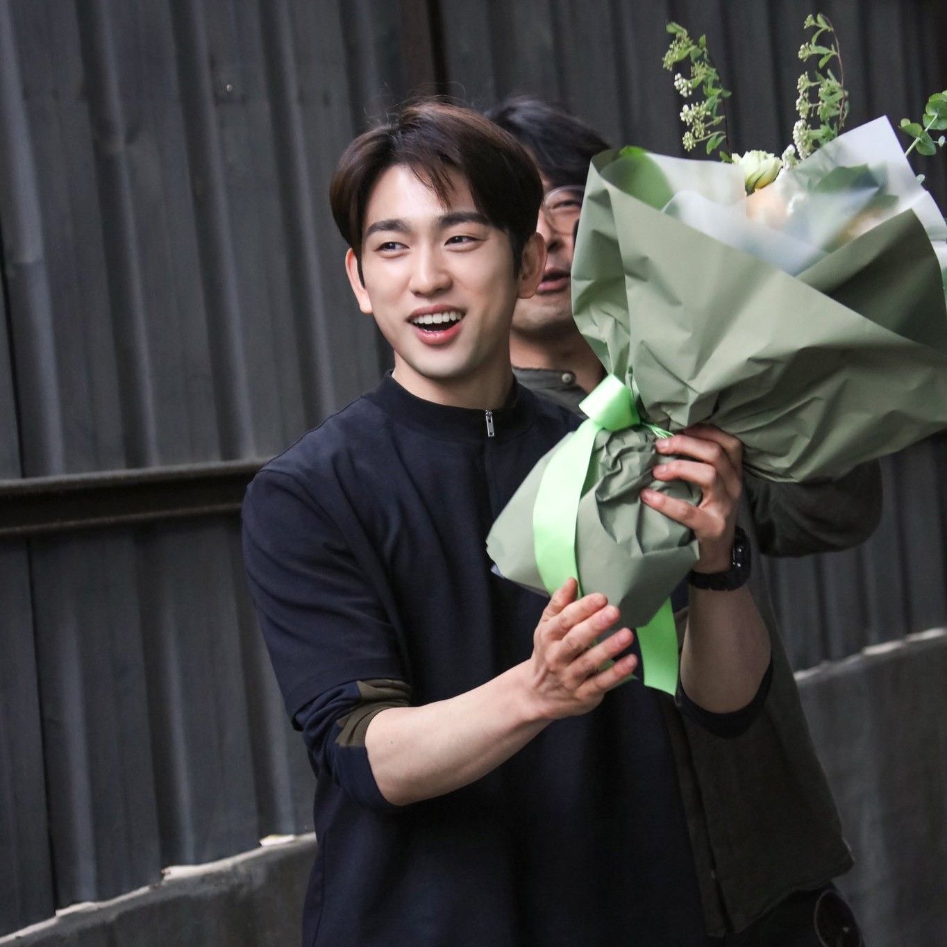 Cuplikan di balik layar dari Park Jinyoung