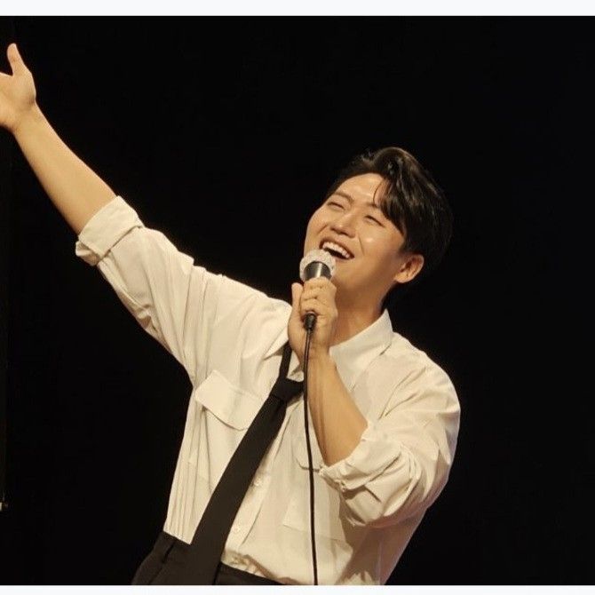 A moment captured by a fan of Min Soohyun