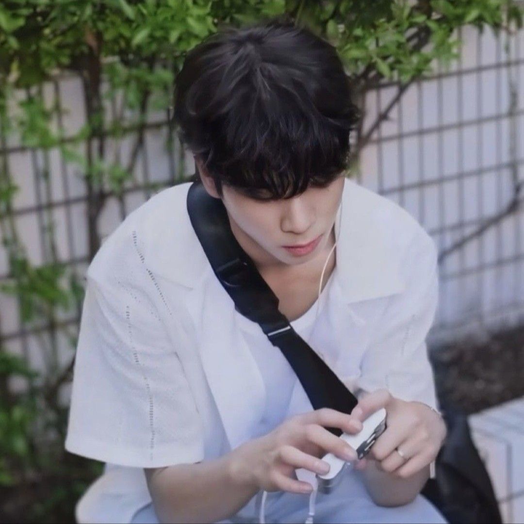 Behind-the-scenes cut of Jeong Dongwon
