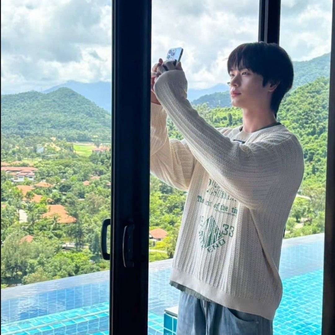 Latest photo of Yook Sungjae