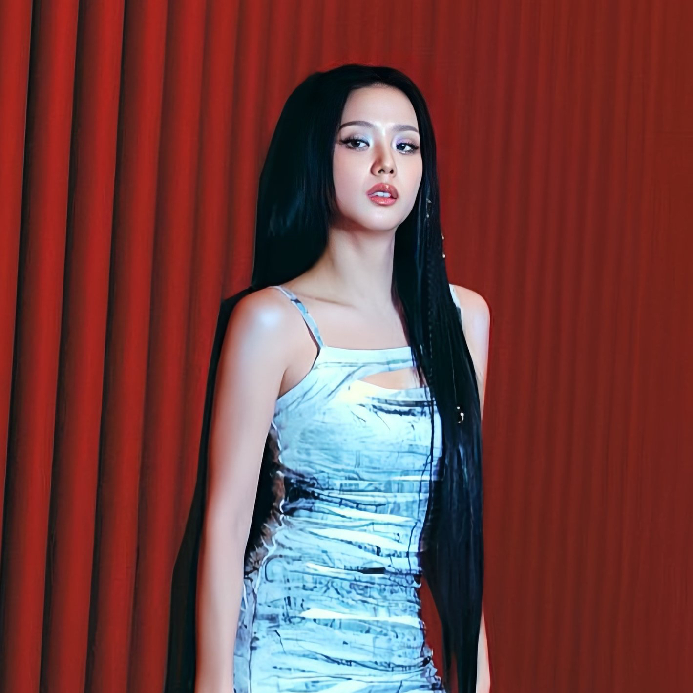 Behind-the-scenes cut of Jisoo (1995)