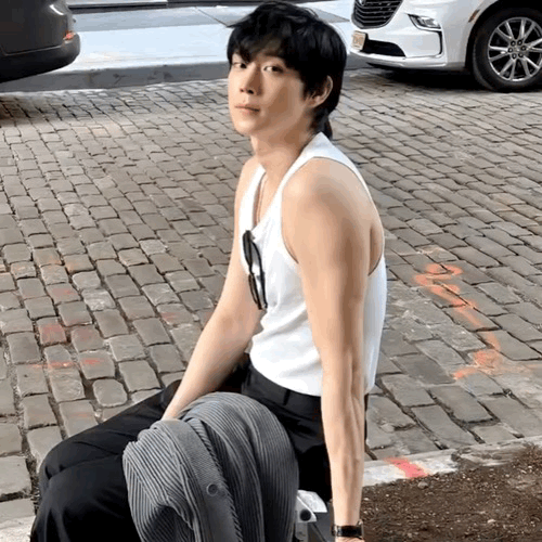 Behind-the-scenes cut of Kim Youngdae