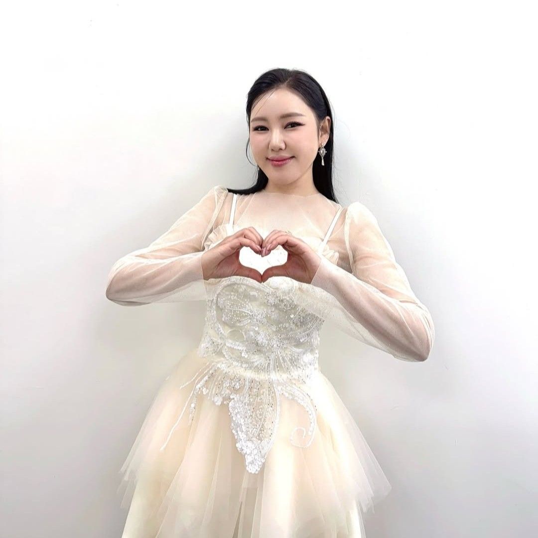 Behind-the-scenes cut of Song Gain