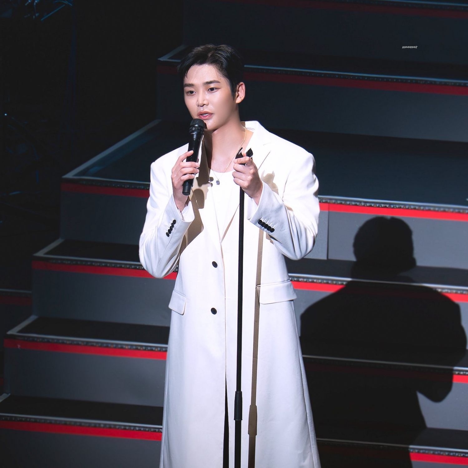 로운의 비하인드 컷