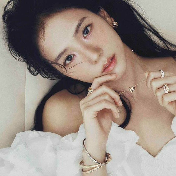 Latest photo of Jisoo (1995)