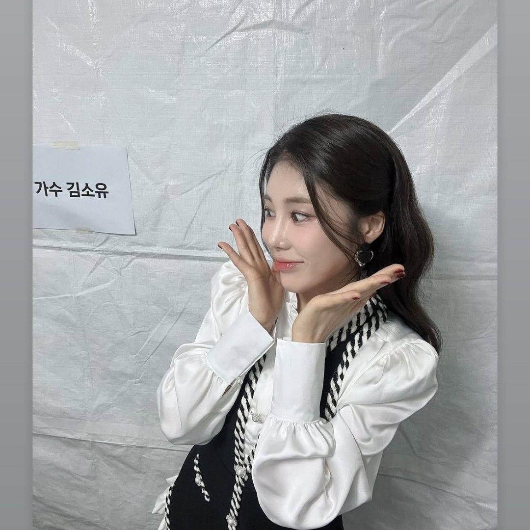 Behind-the-scenes cut of Kim Soyou