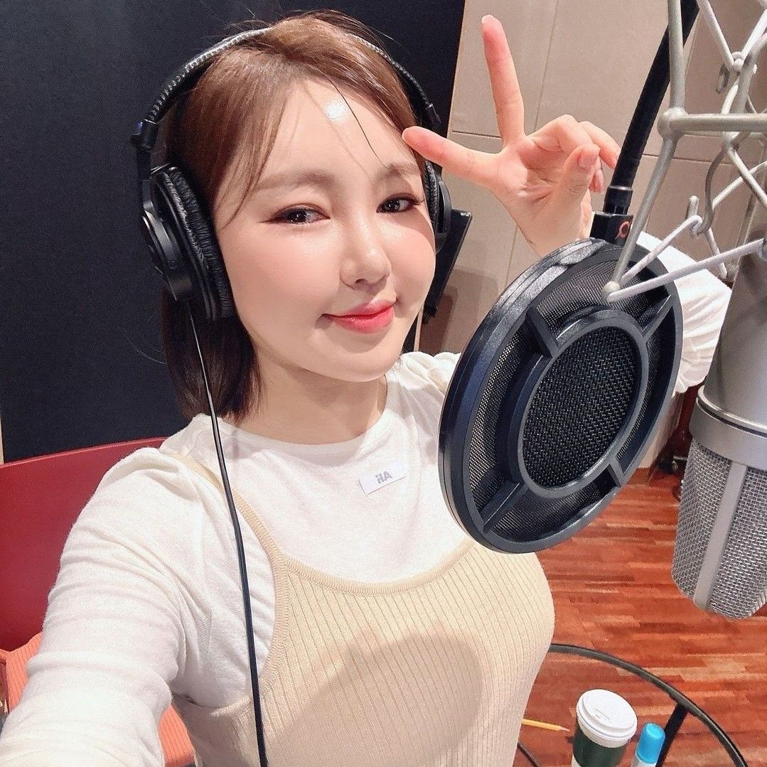 Behind-the-scenes cut of Song Gain