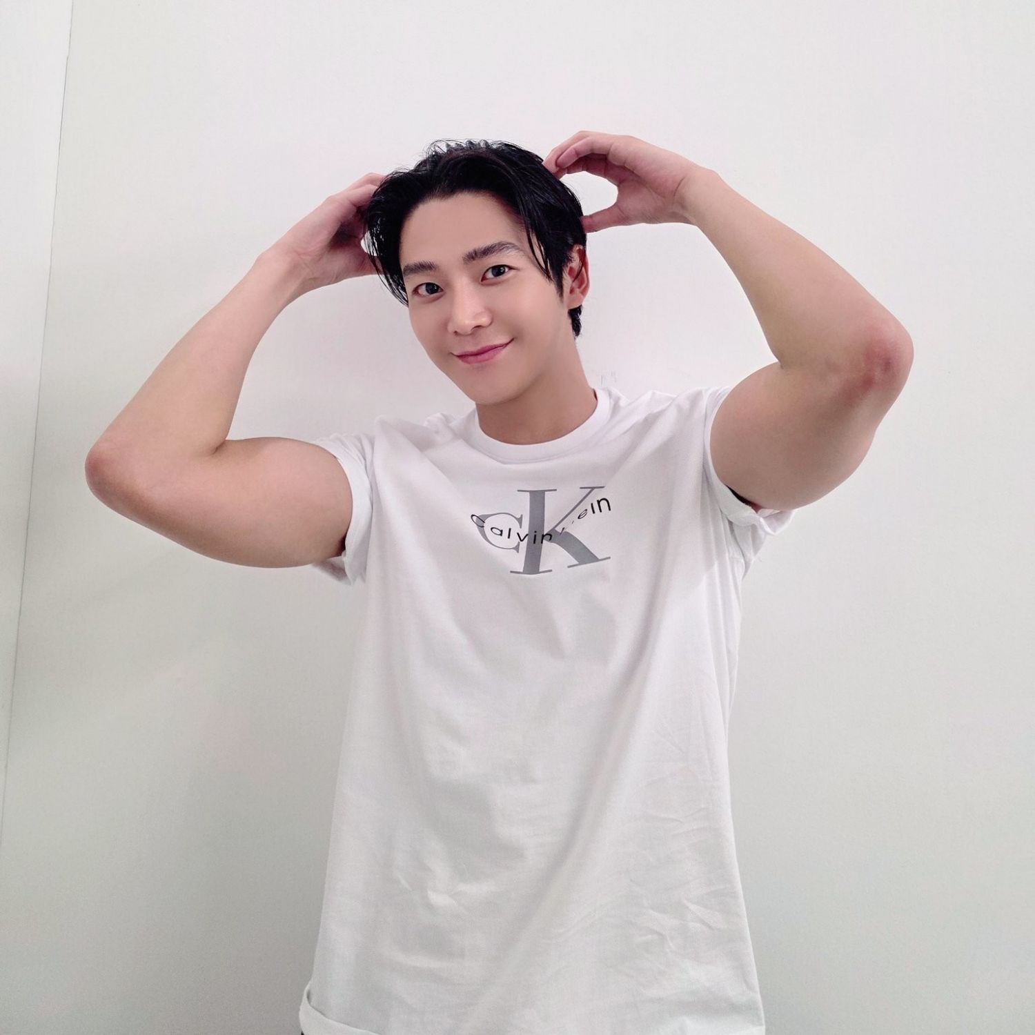 Behind-the-scenes cut of Rowoon