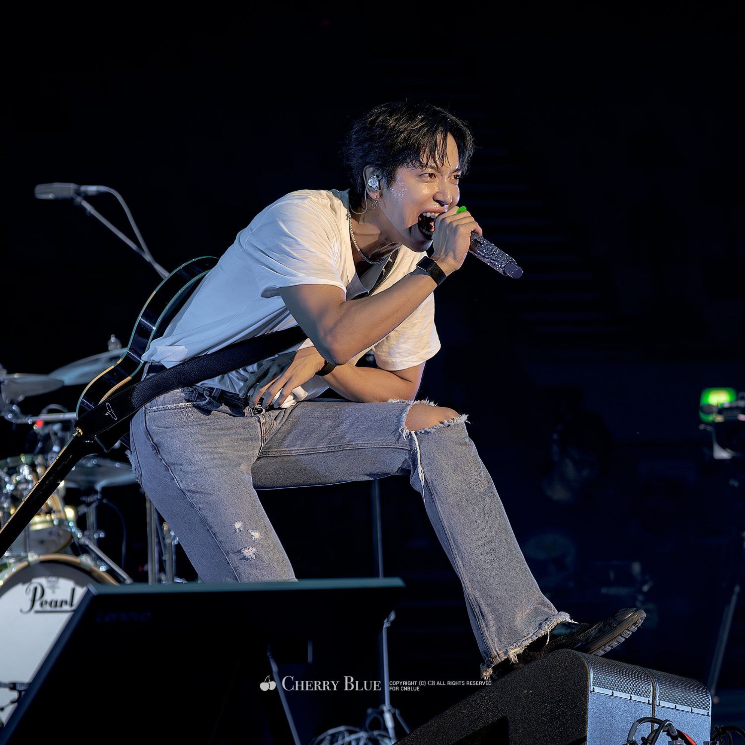 A moment captured by a fan of Jung Yonghwa