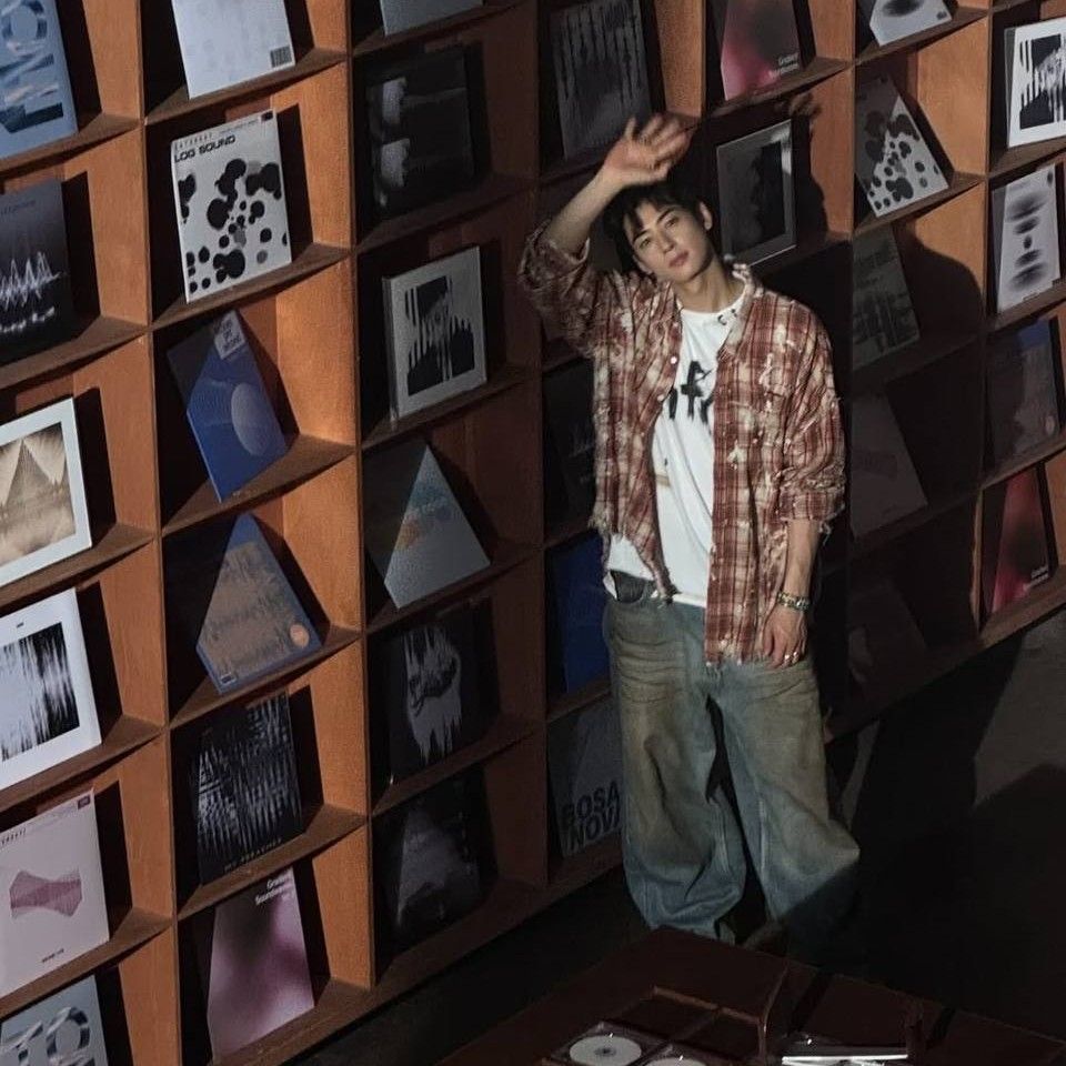 Behind-the-scenes cut of Cha Eunwoo