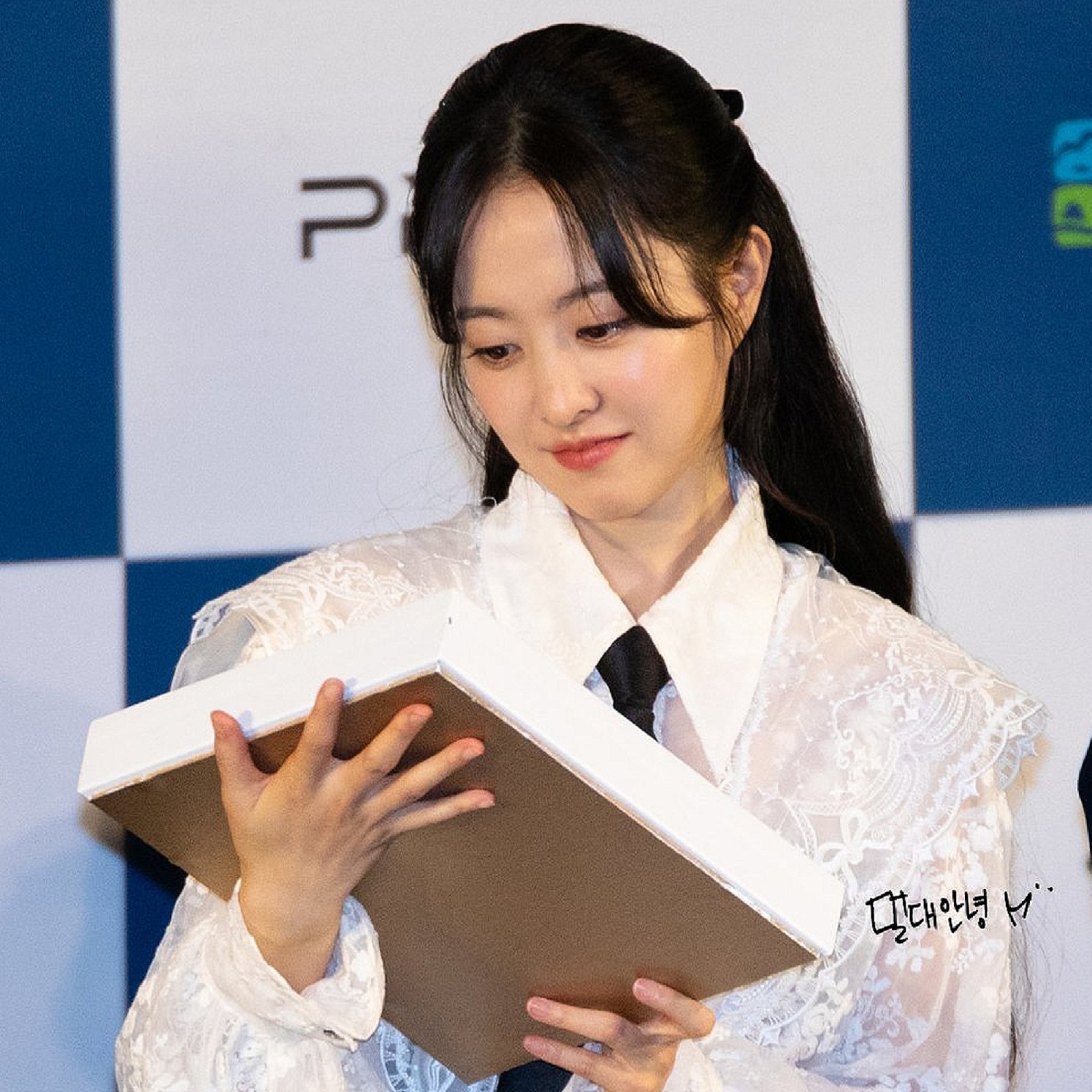 Behind-the-scenes cut of Park Boyoung