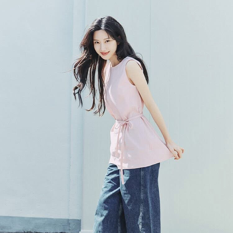 Behind-the-scenes cut of Mun Kayoung