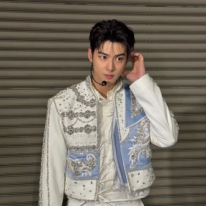 Behind-the-scenes cut of Cha Eunwoo