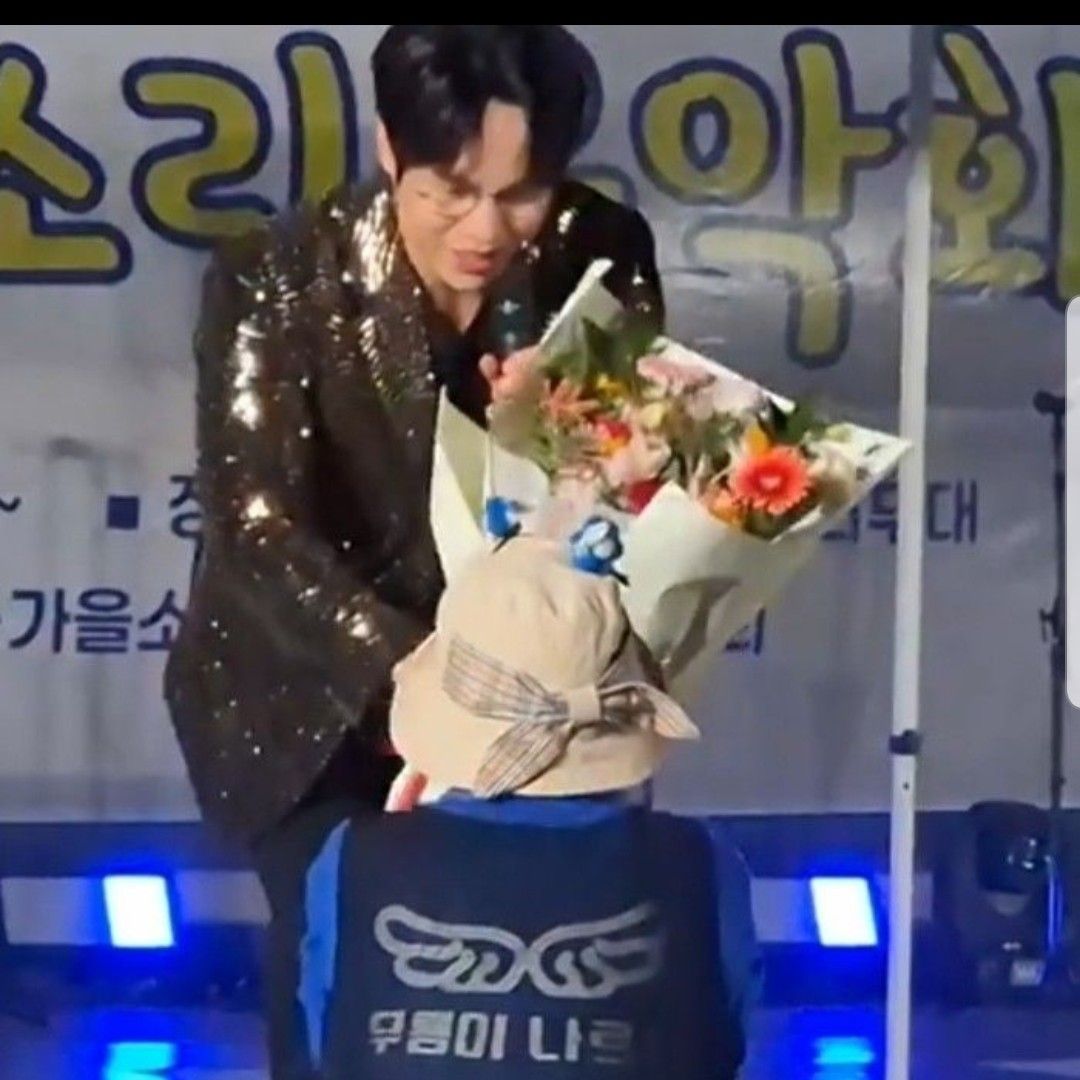 A moment captured by a fan of Mooryong