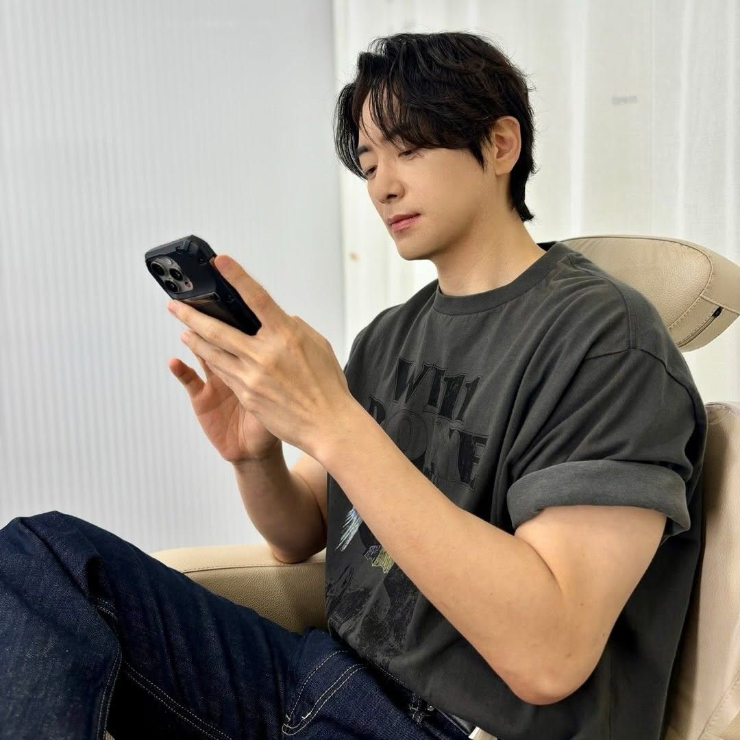 Behind-the-scenes cut of Lee Joonhyuk