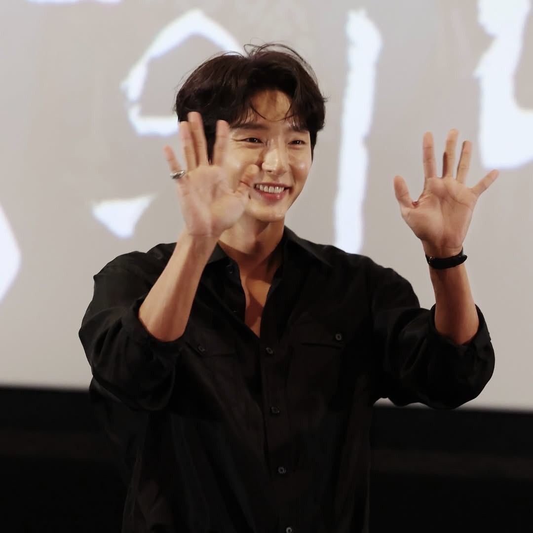 Behind-the-scenes cut of Lee Joongi