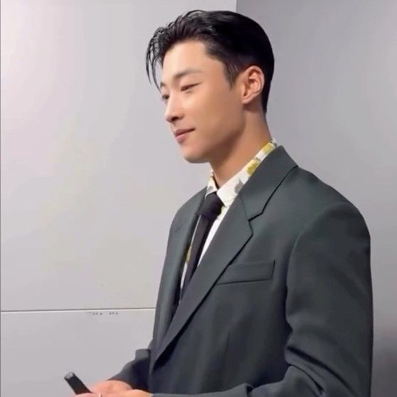 A moment captured by a fan of Woo Dohwan