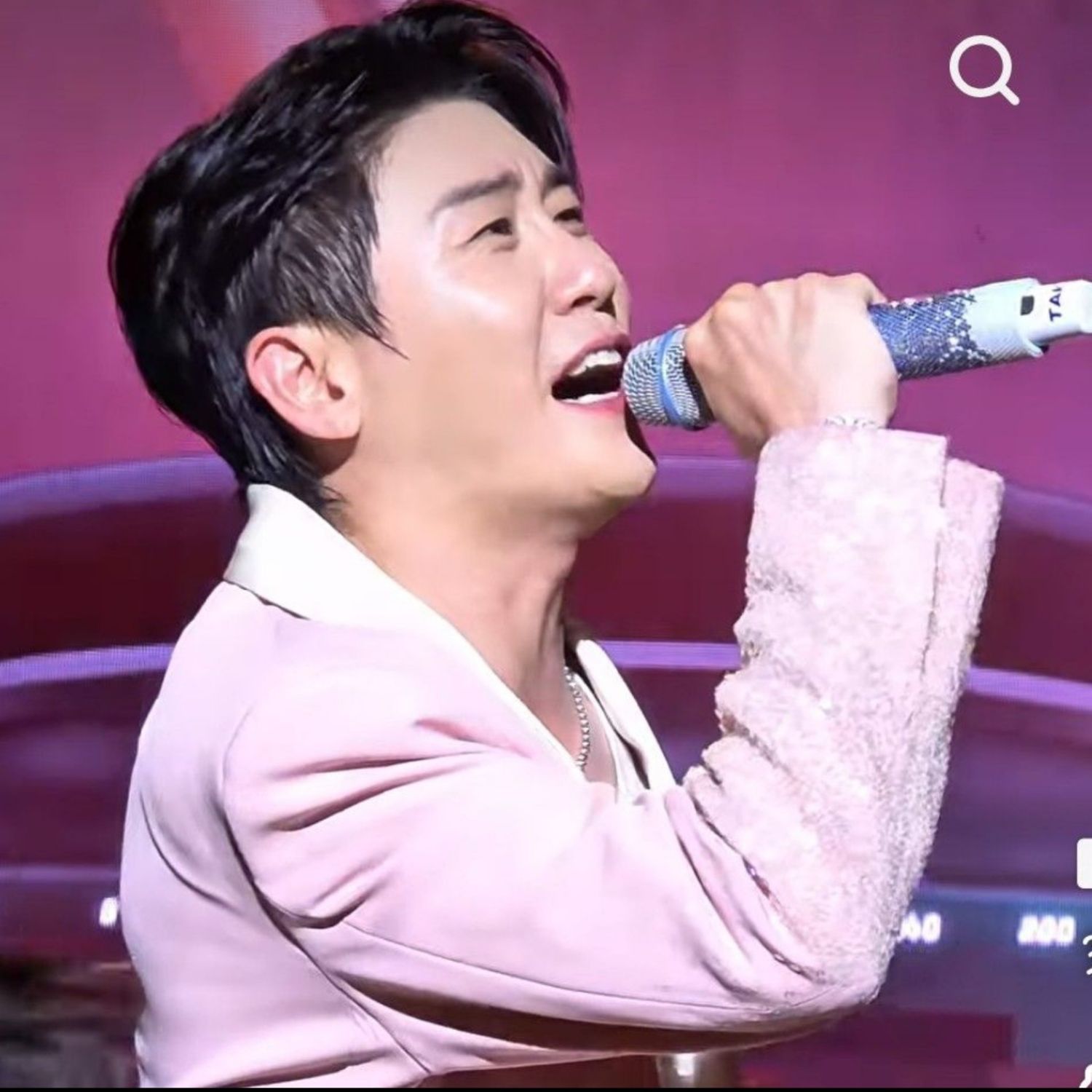 A moment captured by a fan of Young Tak