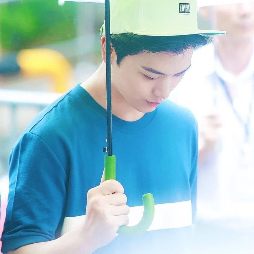 A moment captured by a fan of Yook Sungjae