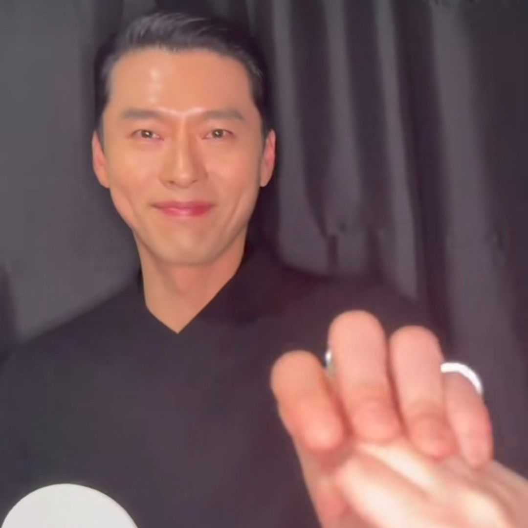 Momen yang diabadikan oleh penggemar Hyun Bin