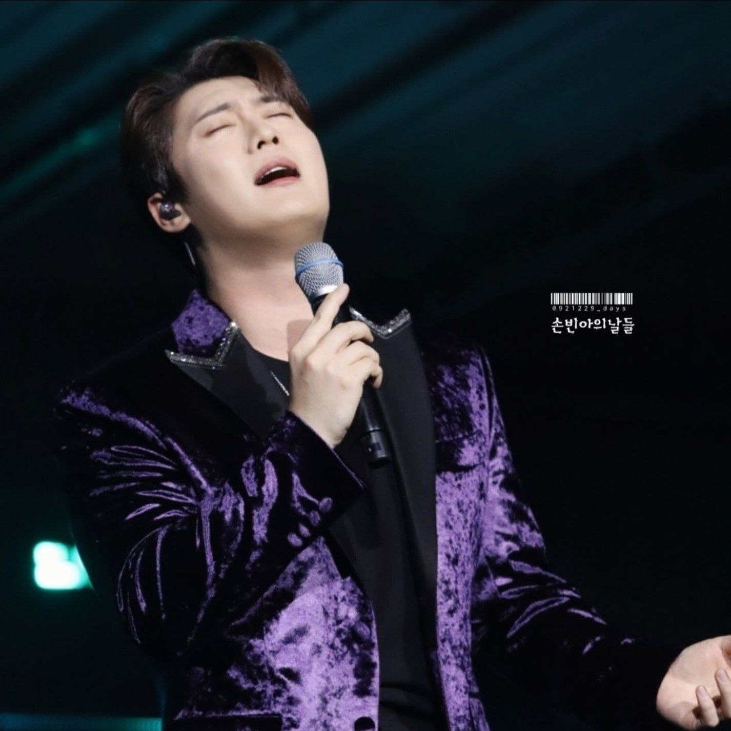 A moment captured by a fan of Son Binah