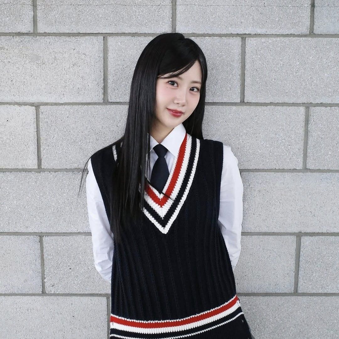 Behind-the-scenes cut of Kang Hyeyeon