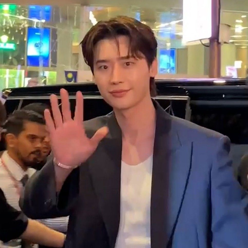 Recent activity shot of Lee Jongsuk