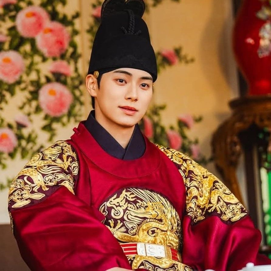 Behind-the-scenes cut of Lee Chaemin