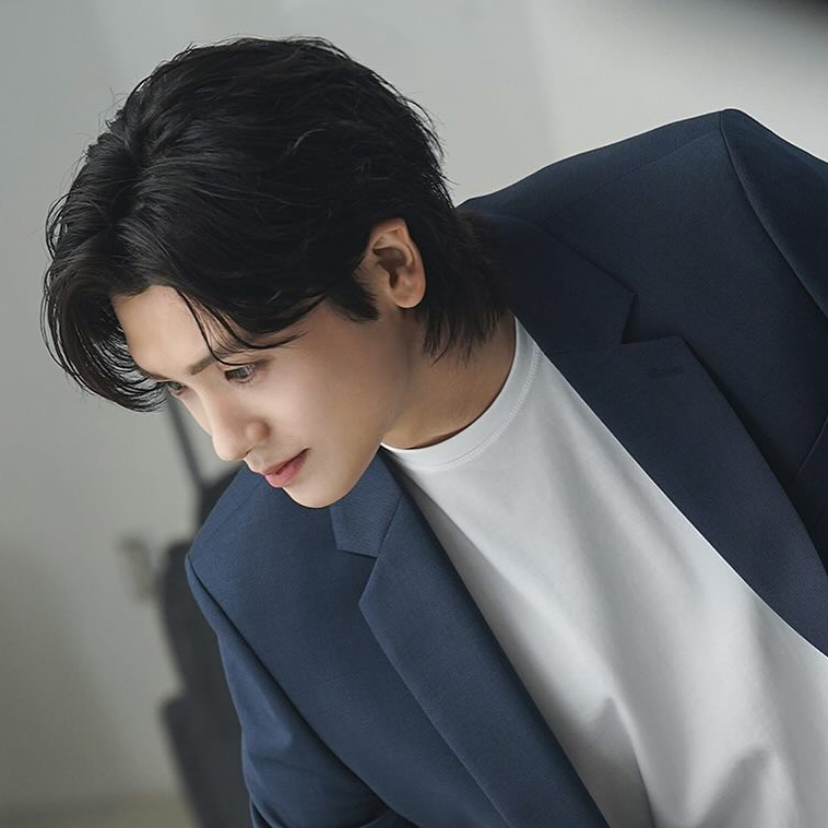 A moment captured by a fan of Park Hyungsik
