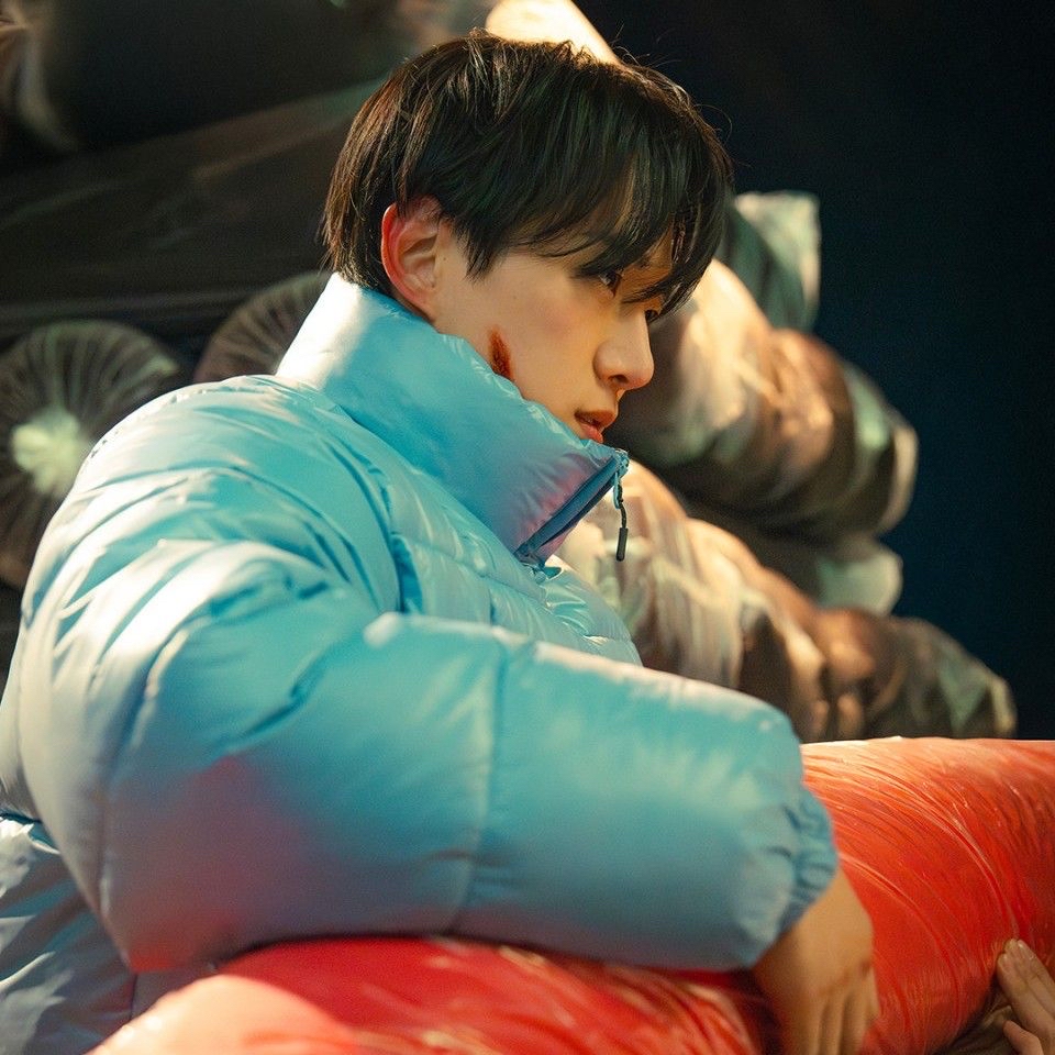 Behind-the-scenes cut of Lee Junho