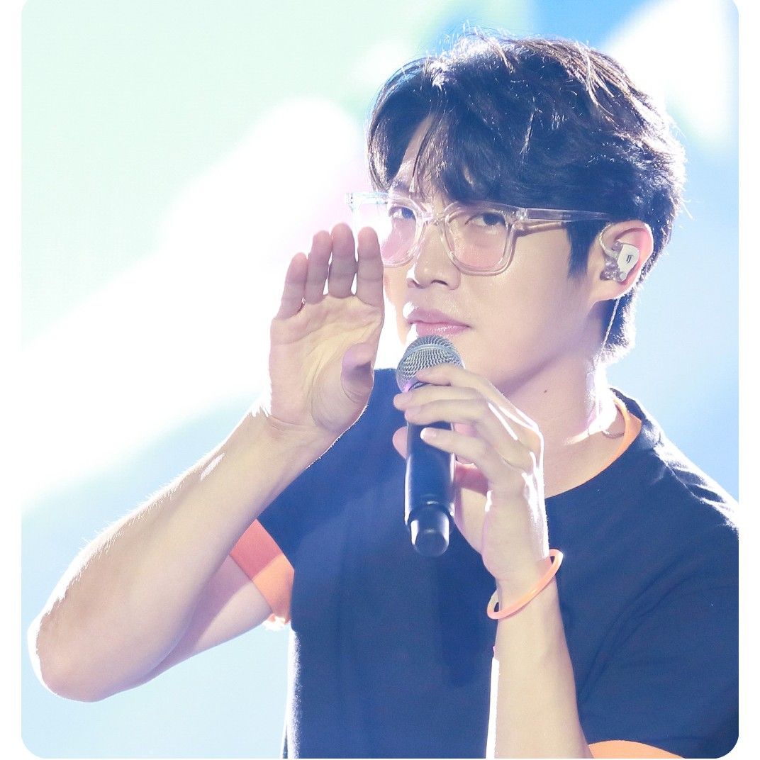 A moment captured by a fan of Son Taejin