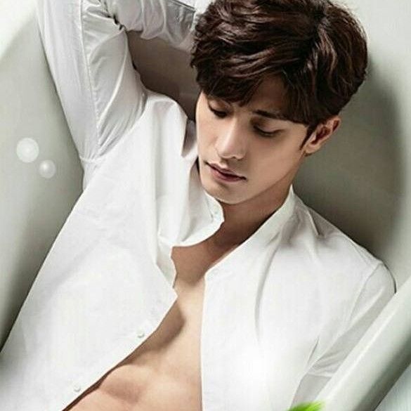 Behind-the-scenes cut of Sunghoon