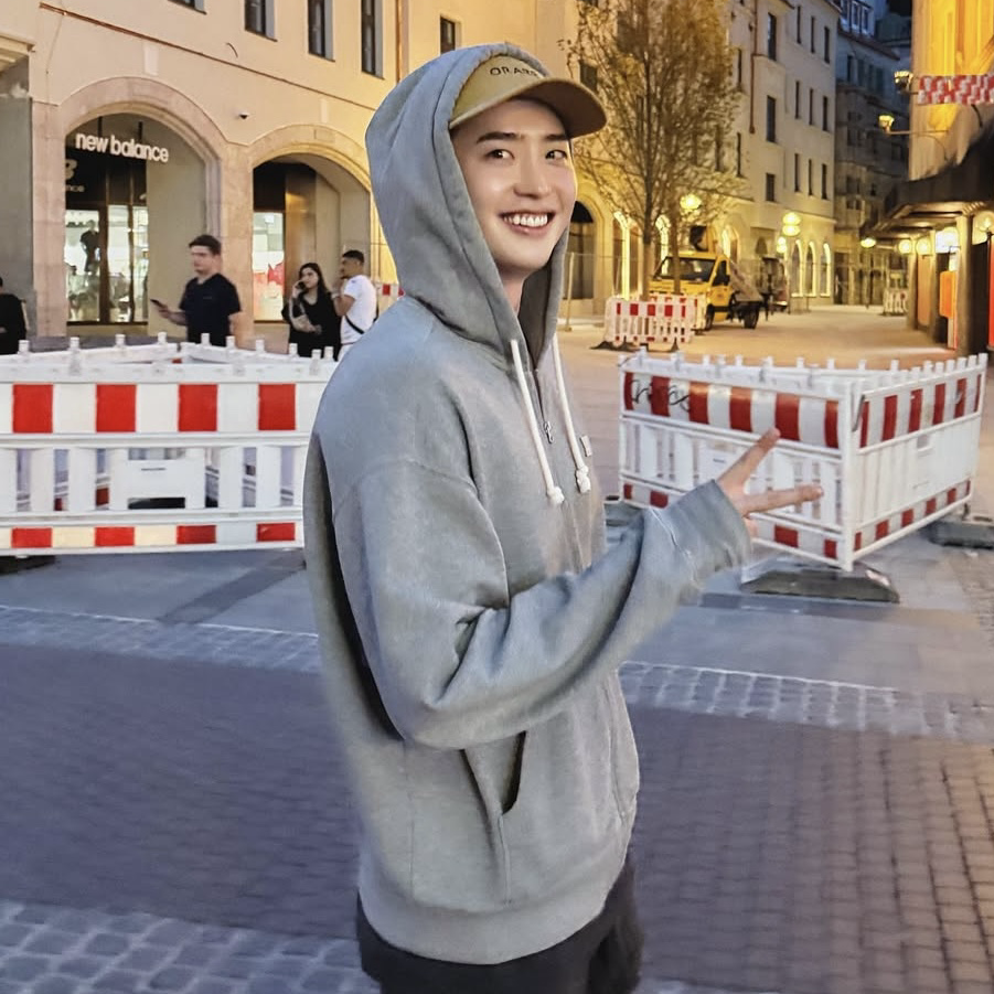 Behind-the-scenes cut of Lee Jongsuk