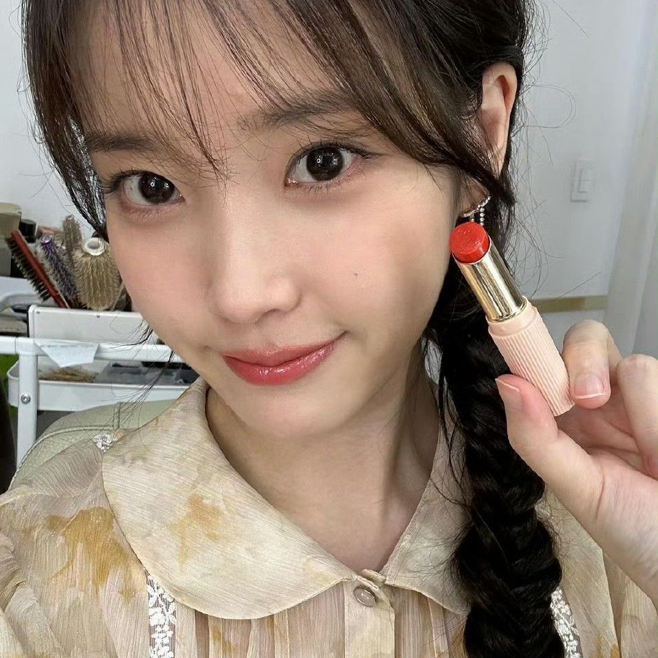 Behind-the-scenes cut of IU