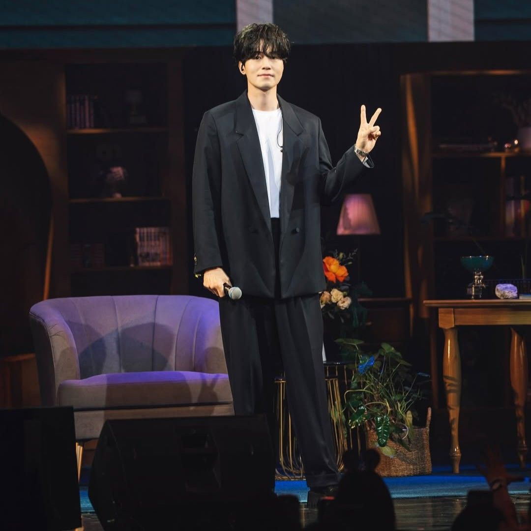 A moment captured by a fan of Lee Dongwook