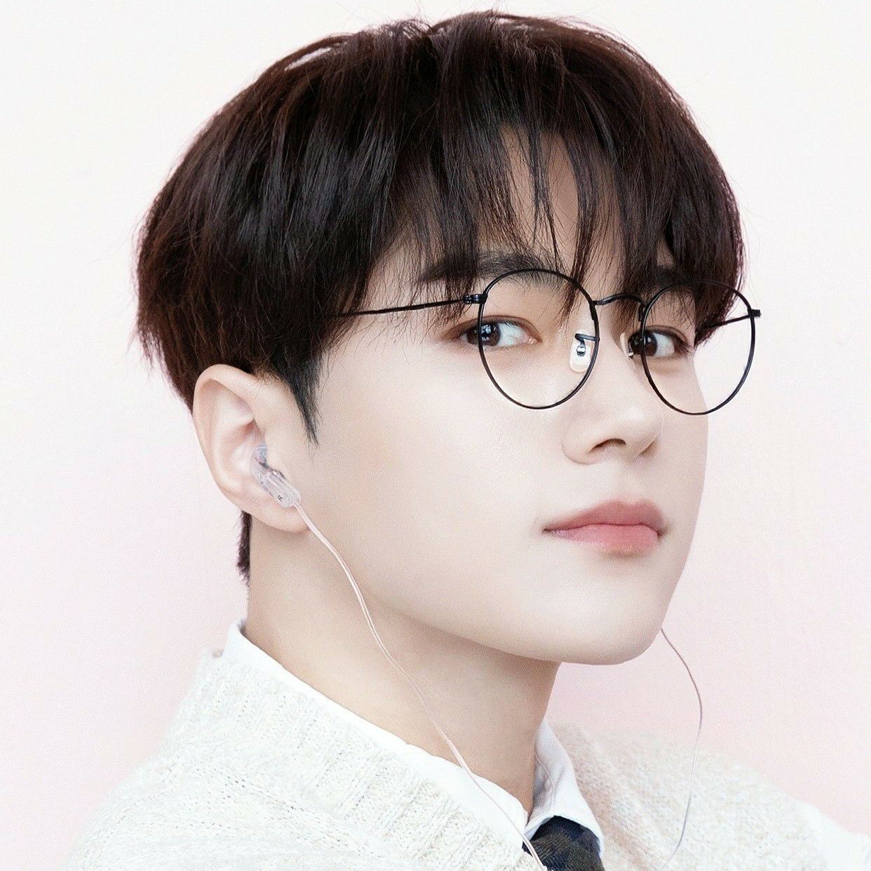 A moment captured by a fan of Kim Myungsoo (L)