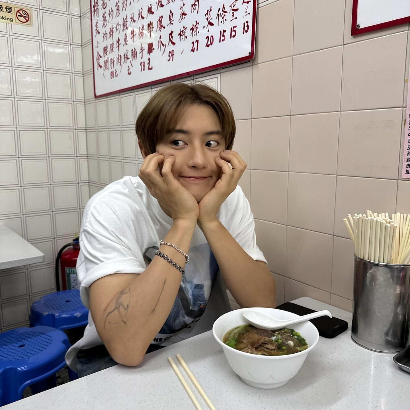 Konten selebriti populer yang sedang hangat di komunitas