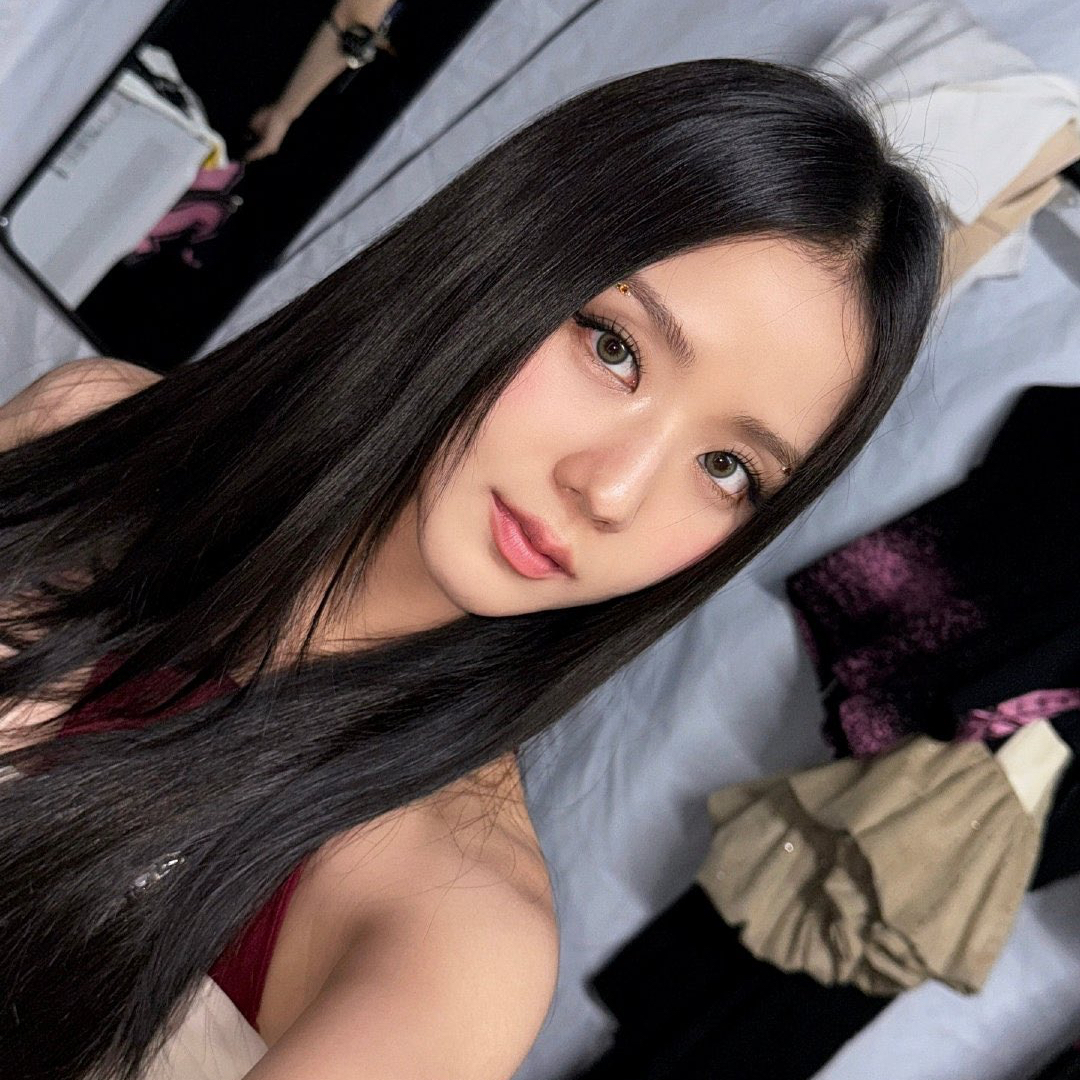 Behind-the-scenes cut of Jisoo (1995)