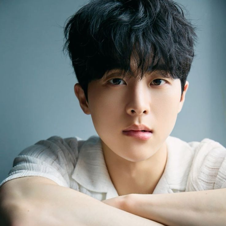 Behind-the-scenes cut of Kim Mujun