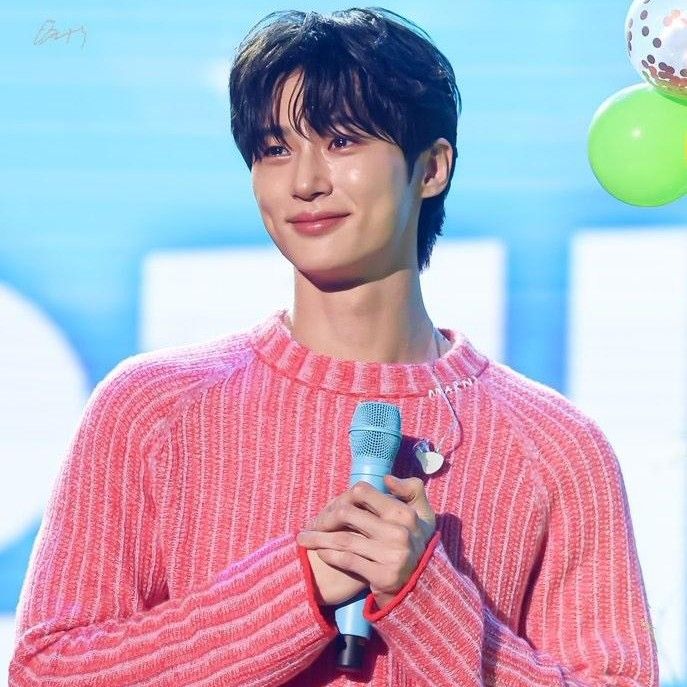 A moment captured by a fan of Byeon Wooseok
