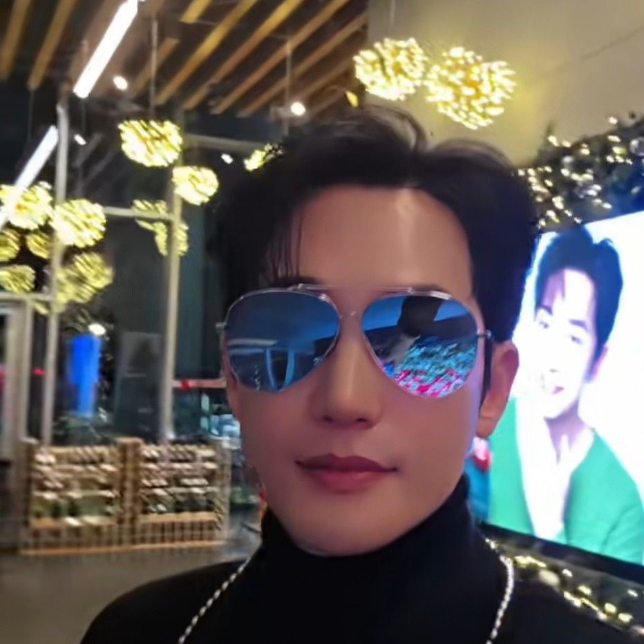 Foto terbaru dari Park Sihoo