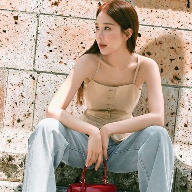 Behind-the-scenes cut of Yoo Inna