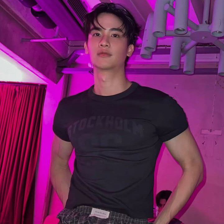 A moment captured by a fan of Tay Tawan Vihokratana