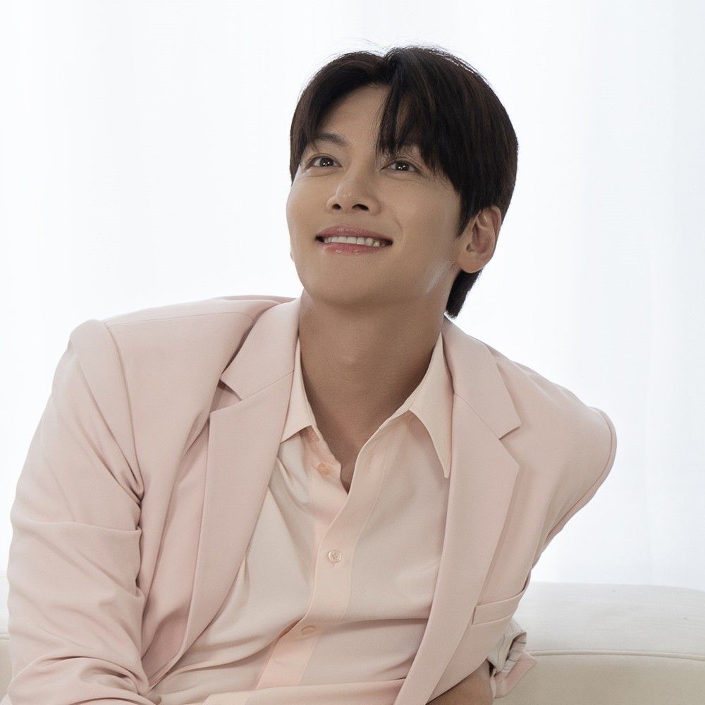 Behind-the-scenes cut of Ji Changwook